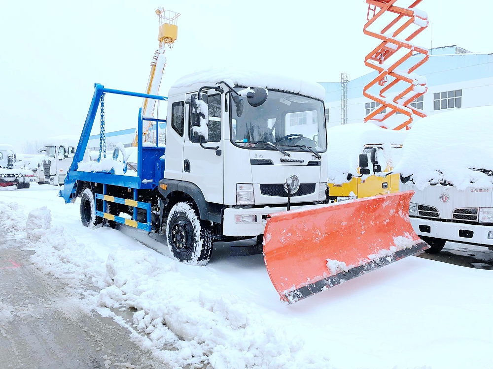 東風T3擺臂垃圾車帶推雪鏟設備