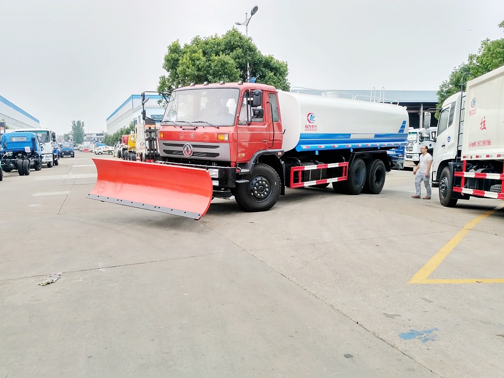 東風后八輪大型灑水除雪車